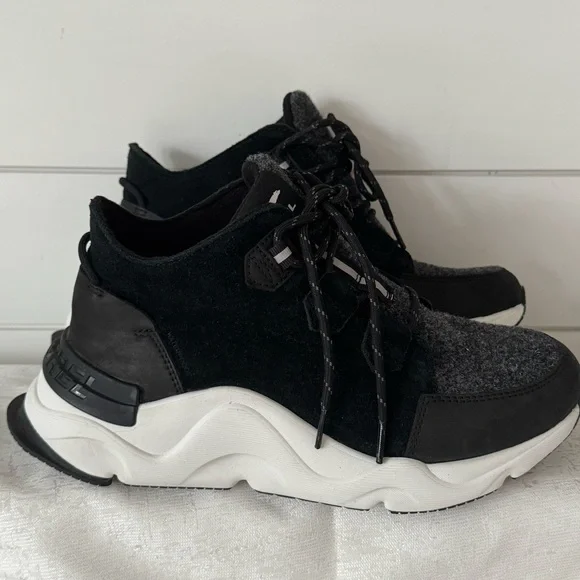 The Sorel Women's Kinetic RNEGD Caribou shoe is a waterproof sneaker-boot - Picture 5 of 9